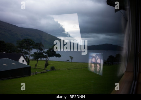 TV Urlaub Frauen und düster wirkende schottischen Loch in Glencoe-Bereich, Schottland. Stockfoto