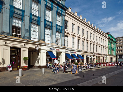 Touristen und Besucher genießen einen sonnigen Nachmittag in Royal Exchange Square Glasgow Schottland Stockfoto