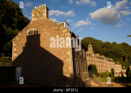 Terrassenförmig angelegten Mühle Arbeiter Häuser in New Lanark, die industrielle Revolution Gemeinschaft Dorf von sozialen Pionier Robert Owen verwaltet. Stockfoto