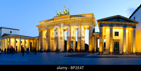 Brandenburger Tor Abendblick Berlin // Panorama des abendlichen Ausblicks auf das Brandenburger Tor, eines der bekanntesten und historischsten Wahrzeichen Europas und der Welt. Stockfoto