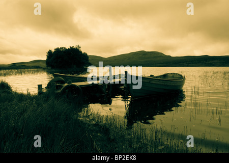 Alte hölzerne Ruderboote am Loch Awe im Großraum Assynt von Sutherland, Schottisches Hochland. Stockfoto