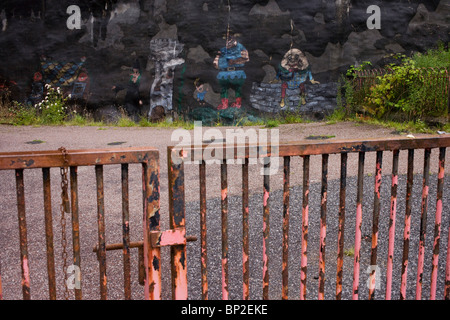 Geschlossene und verlassenen Grundschule Spielplatz in Oban, Schottland. Stockfoto