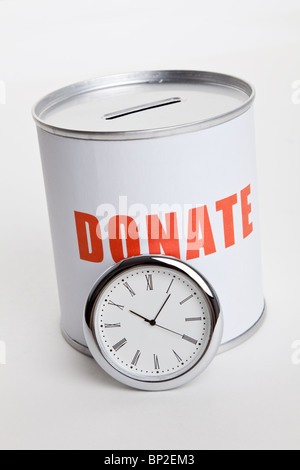 Spendenbox und Uhr, Konzept von "Zeit zu spenden" oder "Spenden Ihre Zeit". Stockfoto