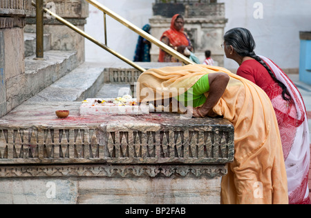 Frau einen Heiligen Altar verehren. Shree Jagdish Tempel. Udaipur. Rajasthan. Indien Stockfoto