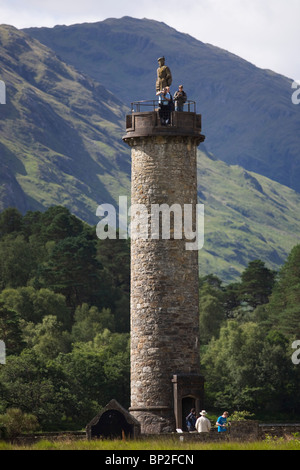 Touristen auf Glenfinnan Monument errichtet, dem schottischen Jakobiten Bonnie Prince Charlie zuerst seine Rebellen-Standard im Jahre 1745 ausgelöst. Stockfoto