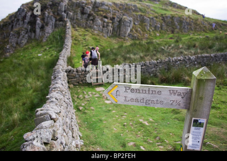 Wanderer erkunden Wege entlang Roman Emperor Hadrian Wall, einmal die Nordgrenze des römischen Reiches von barbarischen Stämme. Stockfoto