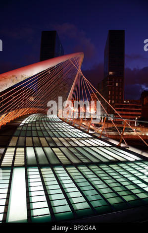 Nacht-Bild der Zubizuri Brücke über den Fluss Nervion in Bilbao, Spanien. Stockfoto