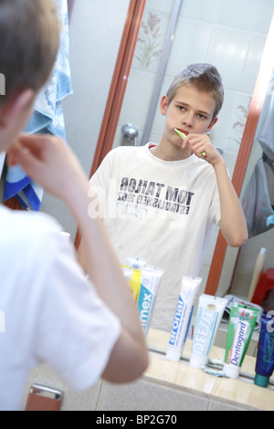 Teenager, seine Zähne zu putzen Stockfoto