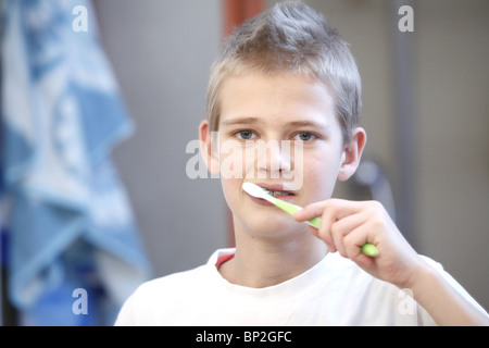 Teenager mit einer Zahnspange seine Zähne putzen Stockfoto
