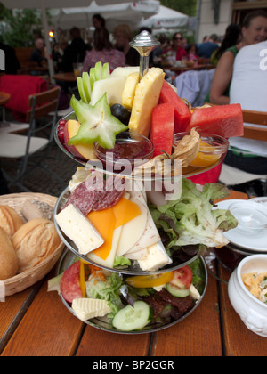 Detail der Spezialfrühstück Platte serviert beliebte Anna Blume Café im Prenzlauer Berg in Berlin Deutschland Stockfoto