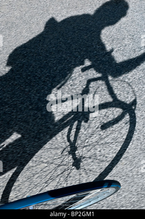 Schatten Sie auf der Fahrbahn für Radfahrer und Fahrrad Rad - Frankreich. Stockfoto