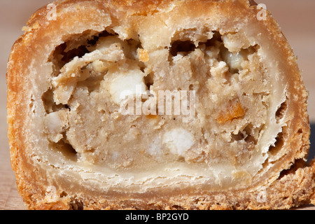 Querschnitt durch einen Mini-Melton Mowbray Pork Pie mit traditionellen englischen Gurke Stockfoto