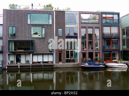 Moderne Architektur der neuen Häuser neben Kanal auf Borneo Insel neue Immobilienentwicklung in Amsterdam Niederlande Stockfoto