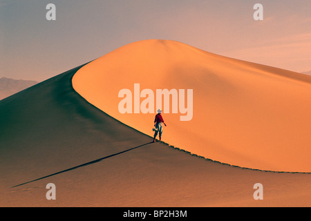 Death Valley Nationalpark, Kalifornien, USA - Sanddüne bei Sonnenaufgang, Wanderer, Wandern auf Mesquite Sanddünen nahe Stovepipe Wells Stockfoto