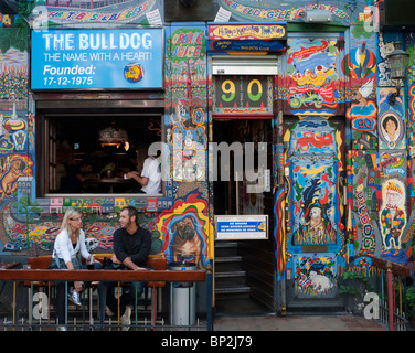 Außenseite des berühmten Bulldog Coffeeshop im Rotlichtviertel von Amsterdam in den Niederlanden Stockfoto