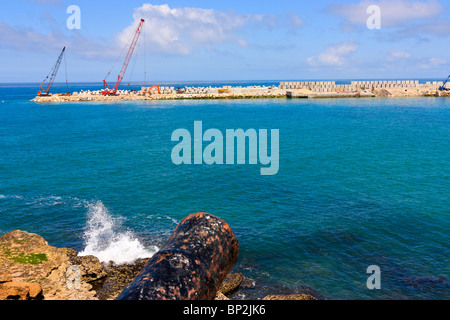 Bau der Wellenbrecher an der portugiesischen Atlantikküste in Ericeira Stockfoto