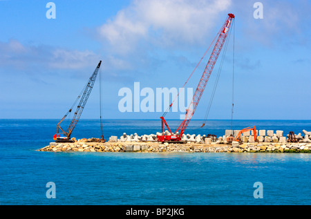 Bau der Wellenbrecher an der portugiesischen Atlantikküste in Ericeira Stockfoto