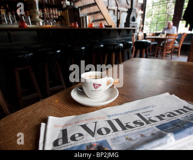 Detail des Kaffees und lokale Zeitung im alten Cafe Het Papeneiland im Jordaan Viertel von Amsterdam in den Niederlanden Stockfoto
