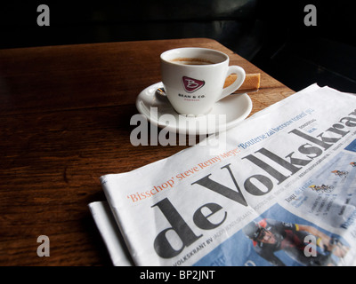 Detail des Kaffees und lokale Zeitung im alten Cafe Het Papeneiland im Jordaan Viertel von Amsterdam in den Niederlanden Stockfoto