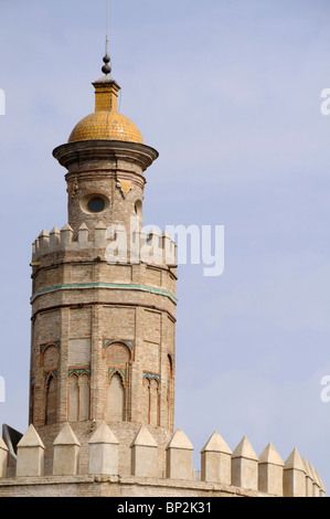 Der goldene Turm (Torre del Oro), eines der berühmtesten Wahrzeichen in Sevilla, Spanien. Stockfoto