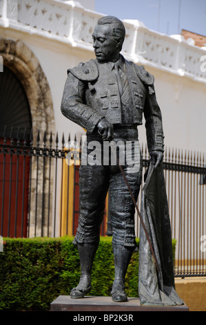 Statue von Matador Curro Romero außerhalb der Stierkampfarena in Sevilla, Spanien Stockfoto