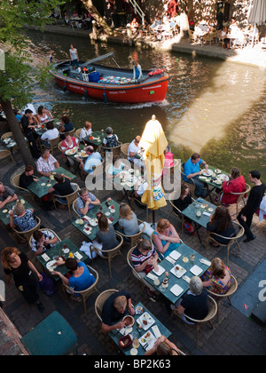 Outdoor-Sommer-Cafés und Restaurants neben Kanal Oudegracht im zentralen Utrecht in den Niederlanden Stockfoto