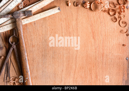 Stillleben Zusammensetzung der trashigen alten Handwerkzeugen auf Holztextur, leeren Raum für text Stockfoto