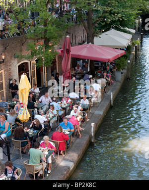 Outdoor-Sommer-Cafés und Restaurants neben Kanal Oudegracht im zentralen Utrecht in den Niederlanden Stockfoto