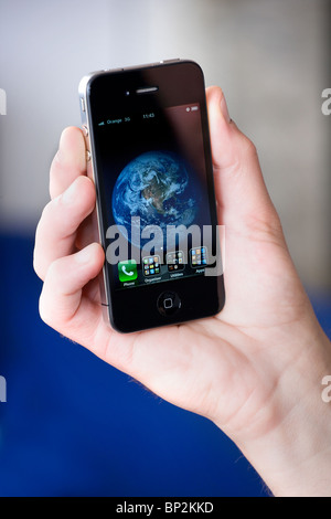 Apple Mac Iphone 4g in die Hand eines Mannes gehalten Stockfoto