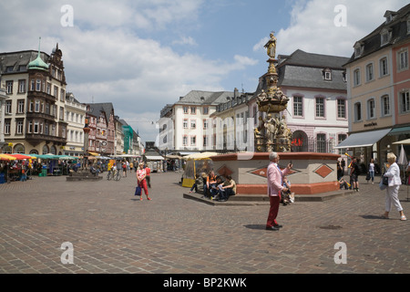 Trier Deutschland Europa EU-Blick über den belebten Hauptmarkt im Zentrum der ältesten Stadt Deutschlands Stockfoto