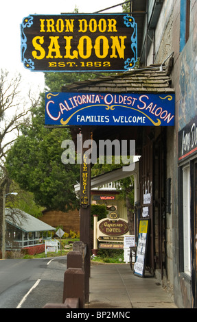 Eiserne Tür Saloon, der älteste Saloon in Kalifornien, am Highway 120 in Groveland, Kalifornien Stockfoto