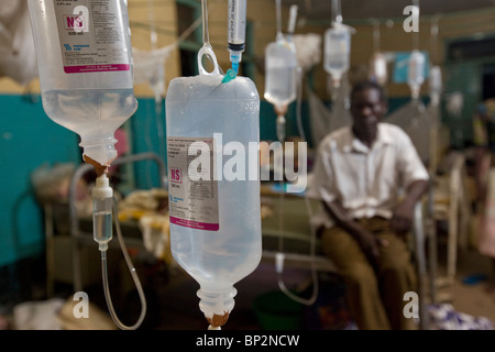 Chinin tropft hängen von der Decke eines überfüllten Krankenhauses in Amuria, NE Uganda, Ostafrika. Stockfoto