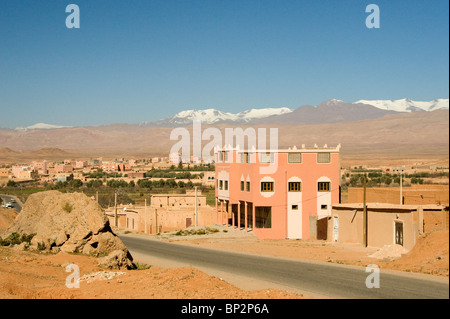 Die schneebedeckte Atlasgebirge und die Stadt von El Kelaa M'Gouna, Marokko Stockfoto