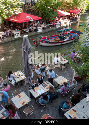 Outdoor-Sommer-Cafés und Restaurants neben Kanal Oudegracht im zentralen Utrecht in den Niederlanden Stockfoto