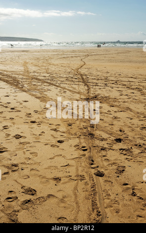 Abdrücke und Spuren im Sand auf Gwithian Beach in Cornwall. Foto von Gordon Scammell Stockfoto