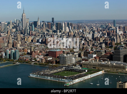 Luftaufnahme über Midtown Manhattan Hudson River Park Trust Freizeit Center Pier 40 New York Stadt Stockfoto