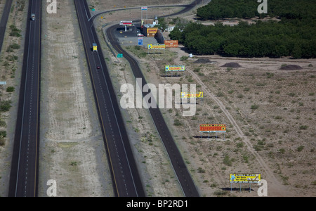 Luftbild oben Plakat Zeichen nähert sich interstate 10 von Rampe Akela Wohnungen New Mexico Stockfoto