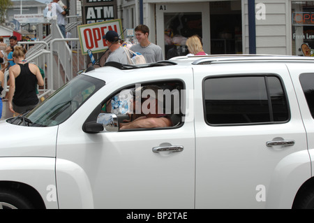 Ein Mann wartet in seinem Auto seinerseits auf die Fähre fahren, ihn zum Pacific Coast Highway von Balboa Island zu nehmen. Stockfoto