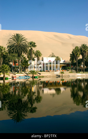 Die malerische Lagune und Palmen Bäume von Huacachina Oase, Ica, Peru. Stockfoto