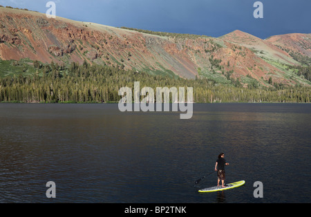 Stand-up Paddleboarder erforscht Lake Mary in Mammoth Lakes Becken in Nordkalifornien Stockfoto