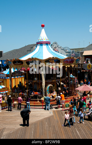 San Francisco: Karussell am Pier 39. Foto Copyright Lee Foster. Foto # casanf104120 Stockfoto