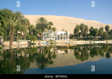 Die malerische Lagune und Palmen Bäume von Huacachina Oase, Ica, Peru. Stockfoto