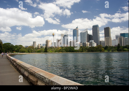 Ein Blick auf die Skyline von Sydney rund um den Deich in der Nähe von Frau MacQuaries chair Stockfoto