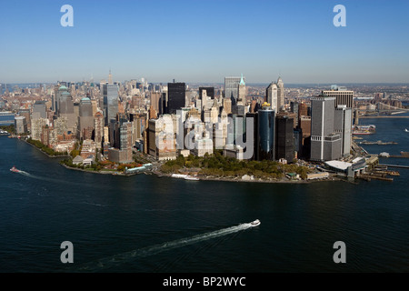 Luftaufnahme über dem Hudson Osten Flüsse downtown Manhattan in New York city