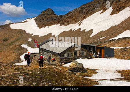Monte Leone Hütte des Schweizer Alpenclubs inmitten von Schneefeldern im Frühjahr, Walliser Alpen, Wallis, Schweiz Stockfoto
