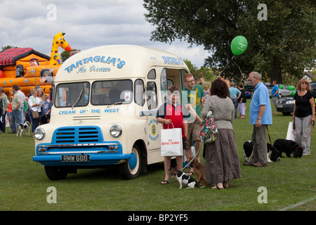 Kunden bei alten altmodischen Eis van Cheltenham Hundeausstellung UK Stockfoto