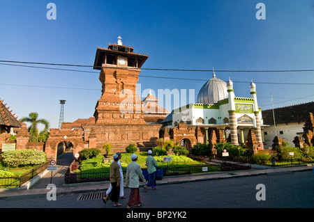 Menschen zu Fuß geht, Menara Masjid Kudus für das Gebet Stockfoto