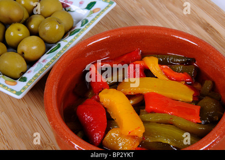 Tapas, grüne Oliven, Mixed Paprika in Olivenöl, Spanien, Westeuropa. Stockfoto