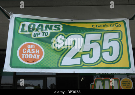 Ein Check & Go-Shop in Orange, CA bietet Zahltag Darlehen und andere hochzinige Finanzdienstleister für Menschen mit niedrigem Einkommen.