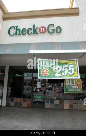 Ein Check & Go-Shop in Orange, CA bietet Zahltag Darlehen und andere hochzinige Finanzdienstleister für Menschen mit niedrigem Einkommen.